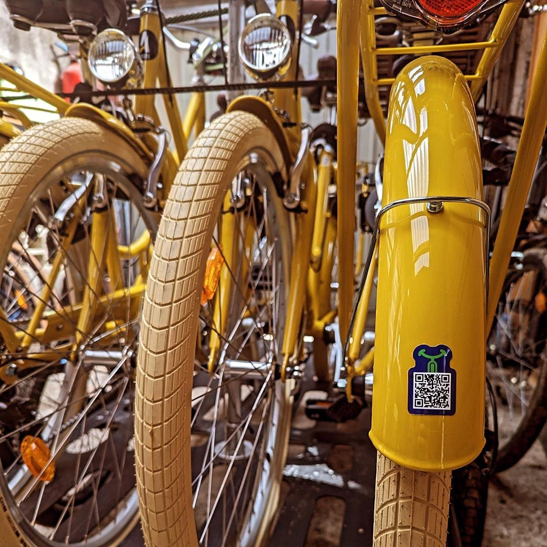 Roue de vélo jaune avec sticker Vélotino