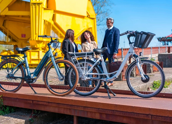 Vélos électriques bleus devant un groupe de personnes