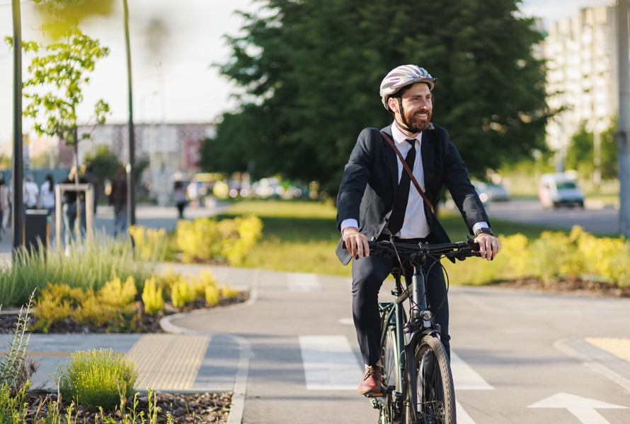 Homme salarié fait du vélo sur une piste cyclable