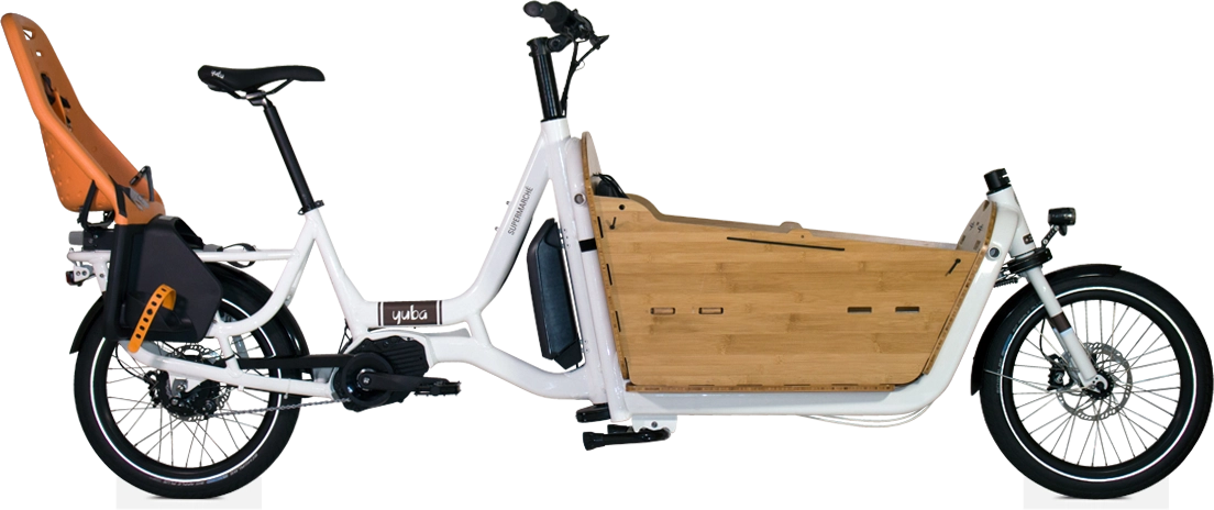Vélo long cargo blanc de la marque Yuba
