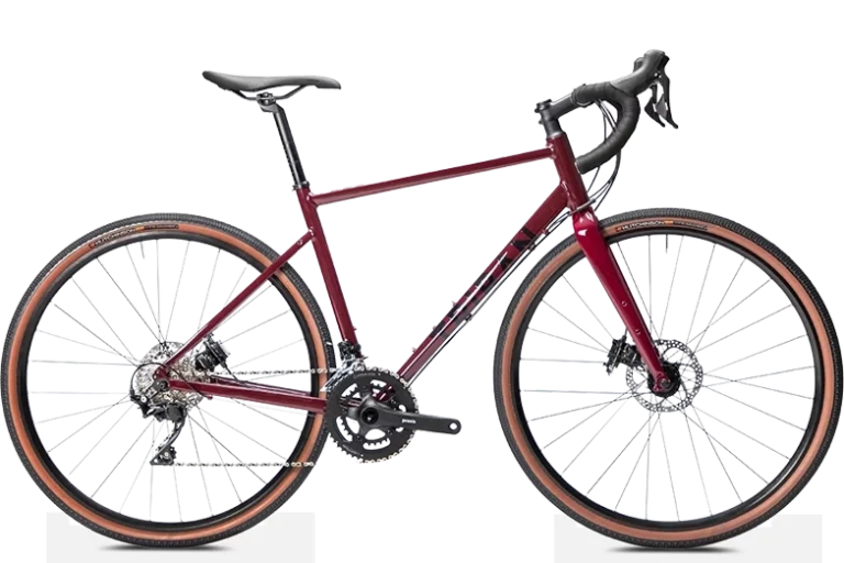 Vélo Gravel rouge sur un fond blanc