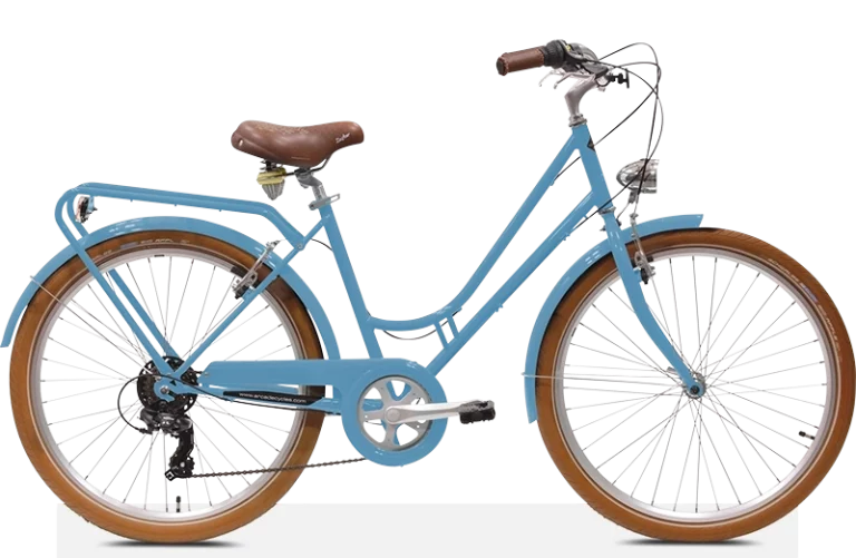 Vélo de ville bleu ciel sur un fond blanc