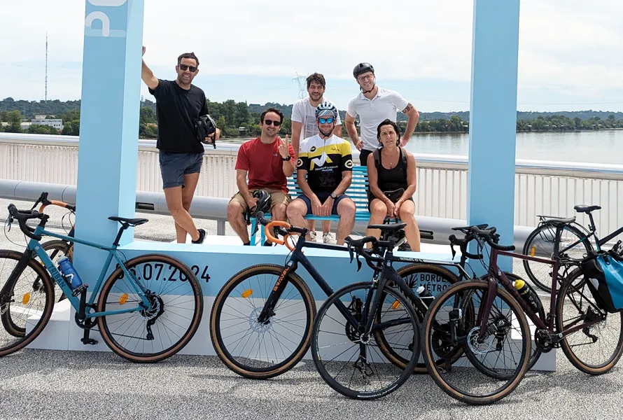 Groupe de cyclistes en vélo sur les berges de Bordeaux